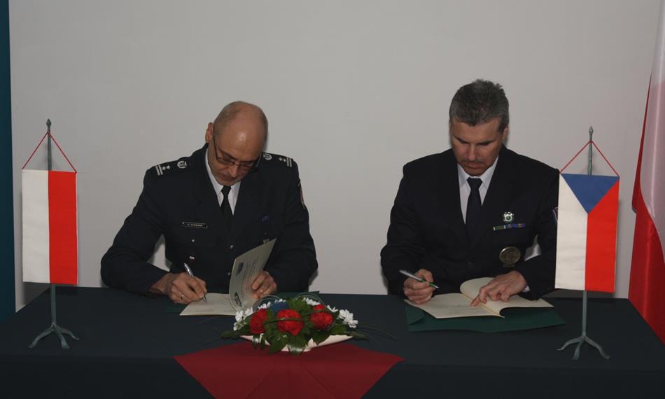 2011-5-3-153podpis smlouvy_spolecne hlidky2.jpg